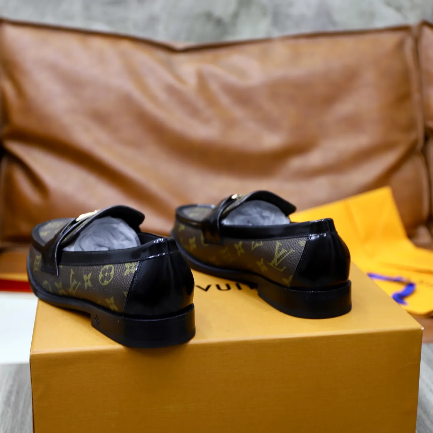 Men's shoes 💰: 💰900LV Louis Vuitton slip-on loafers, top quality products produced in Dongguan, ready for sale! This LV Glove loafer is made of selected soft cowhide, with a slightly wrinkled leather surface and a very high-end texture. Each pair is unique. The leather surface is light and soft, with a fine texture and good luster. It is a classic loafer style, with exquisite handmade mark stitching on the toe, and a square toe configuration to highlight the classic style. The horizontal band has hot-printed LV three-dimensional letters, semi-solid handcrafts and a genuine leather outsole, and a rubber patch on the heel to create wear-resistant performance and comfort. One of the must-have loafers for men! Comes with full original packaging! Code number: 38-39-40-41-42-43-44 (38, 45, 46 customized) standard leather shoe code